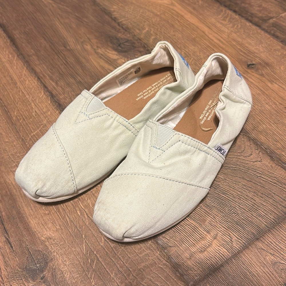 Mint Toms size 8